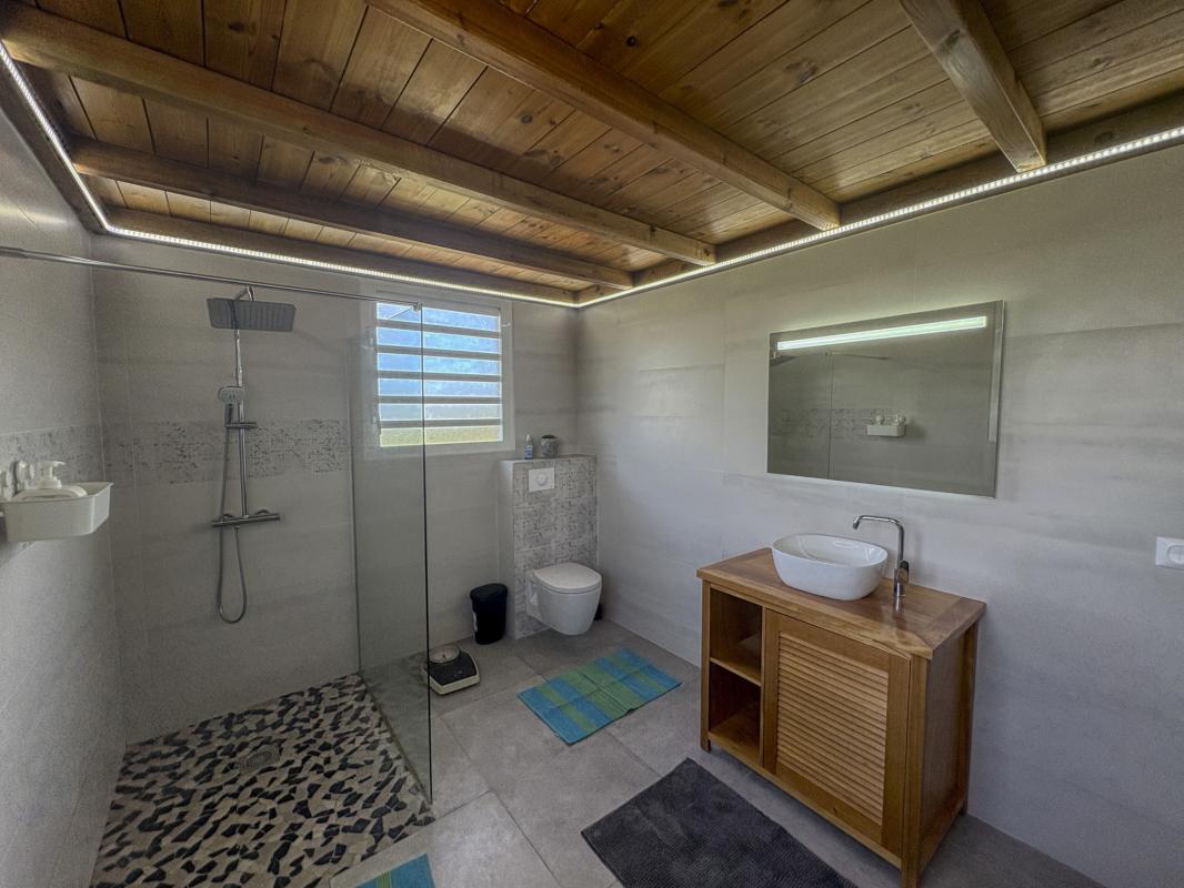 36.Location villa piscine le moule guadeloupe_Salle de douche